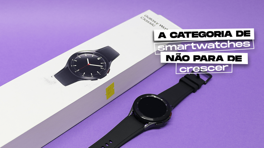 Smartwatch modelo Galaxy Watch4 Classic estendido em fundo lilás ao lado da embalagem.